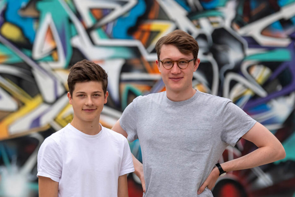 Die beiden App-Entwickler Ludwig Petersen (l) und Paul Bäumler weiten die Ehrenamt-App nun bundesweit aus.