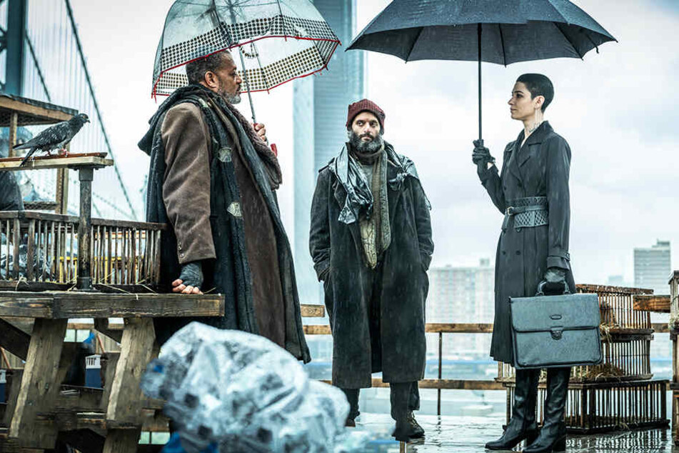 Von links: Der Bowery King (Laurence Fishburne) und der Tick Tock Man (Jason Mantzoukas) bekommen Besuch vom Adjudicator (Asia Kate Dillion).
