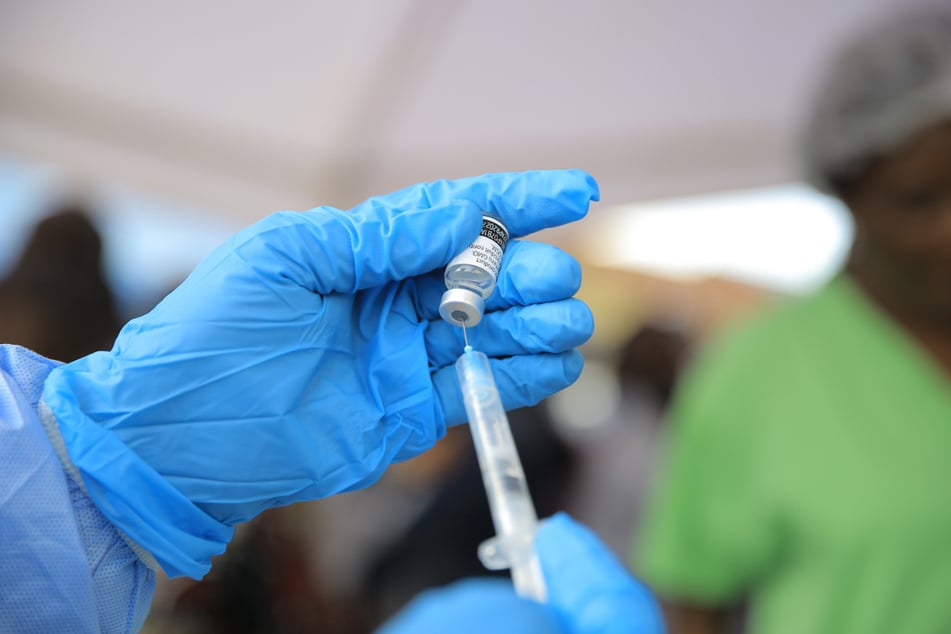 Für Menschen gibt es derzeit keinen zugelassenen Impfstoff gegen das West-Nil-Virus.