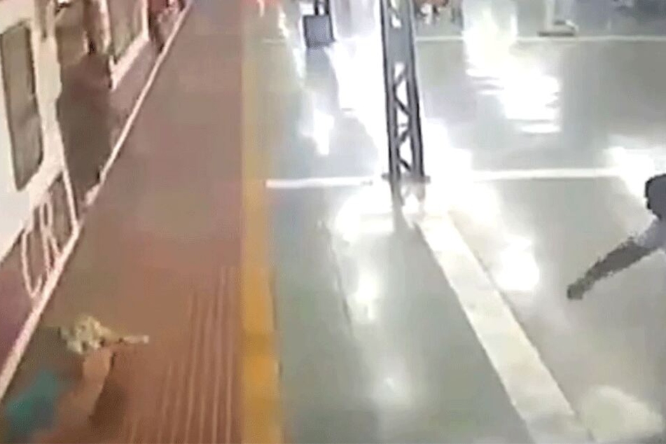 Ein entsetzter Zeuge sah, wie die Bahn die Frau mitschleifte.