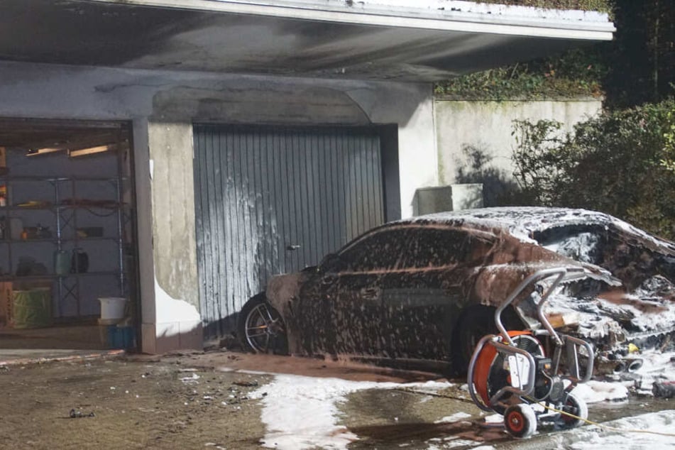 Offenbar direkt vor der Garage angezündet: Der Wagen ist wohl hinüber.
