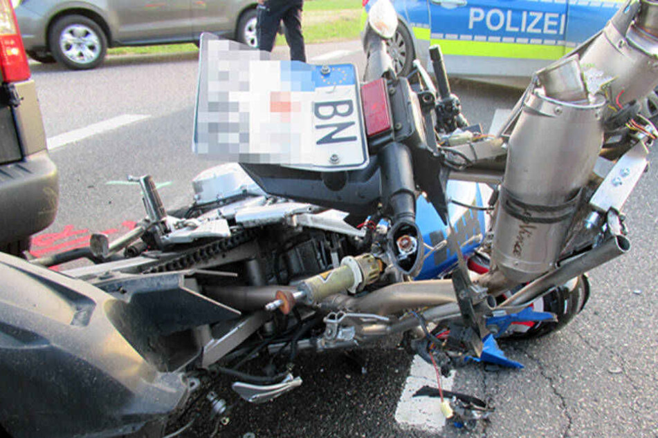 Ein Bild von der Unfallstelle mit dem völlig zerstörten Motorrad.