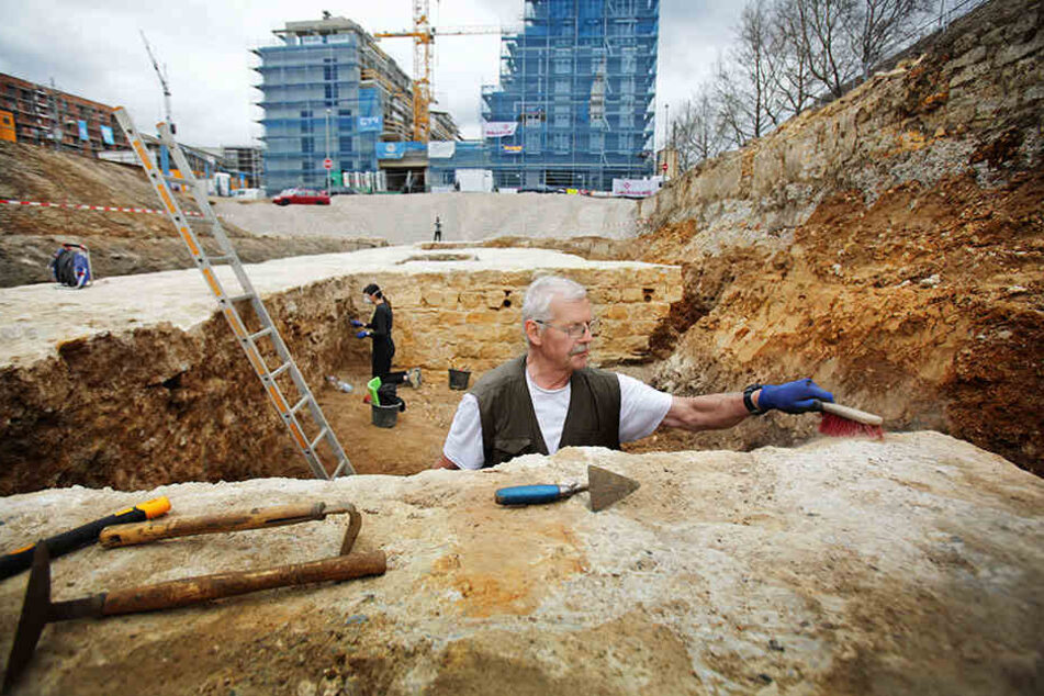 Bernd Grützner befreit die Mauer von jahrhundertealtem Dreck. Anschließend wird alles dokumentiert.