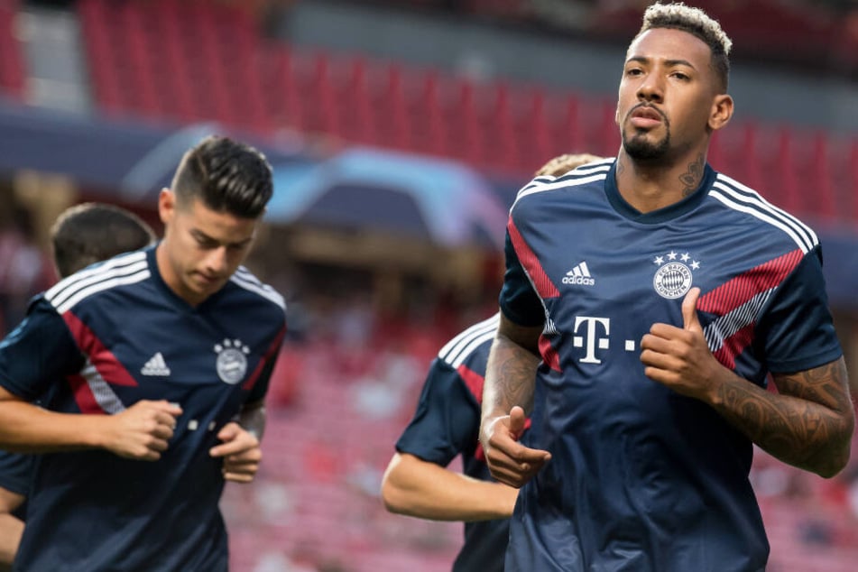 Abwehrspieler Jérôme Boateng (r.) ist beim FC Bayern München alles andere als zufrieden.