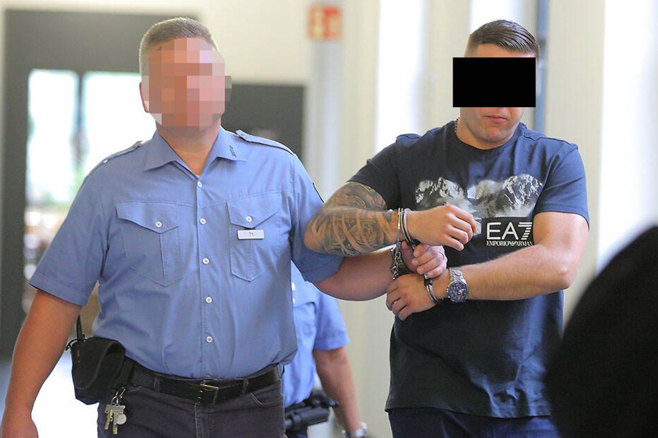 Adrian W. (34) schlitzte laut Anklage bis zu sechs Laster pro Tatnacht auf.