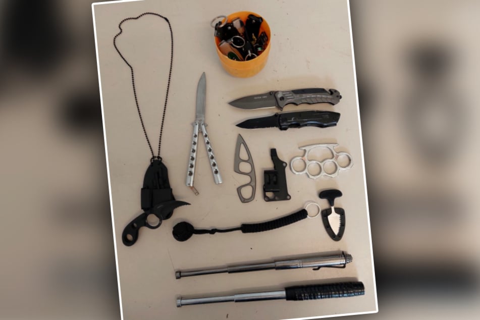 Die Bundespolizisten entdeckten im Rucksack der Frau ein ganzes Arsenal, das insgesamt satte 27 Waffen umfasste!