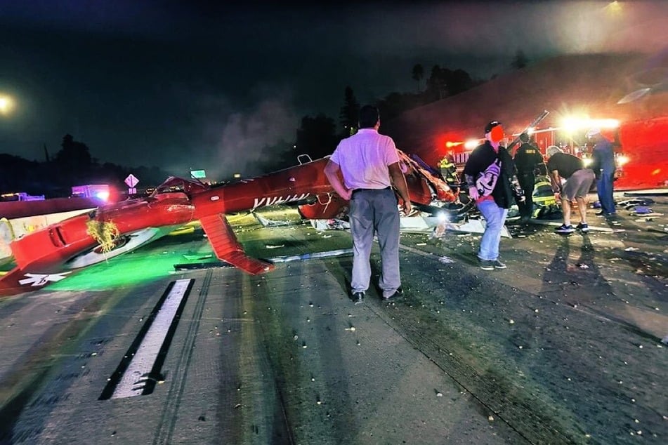 Der Helikopter blieb auf dem Dach liegen und blockierte mehrere Spuren des Highway.