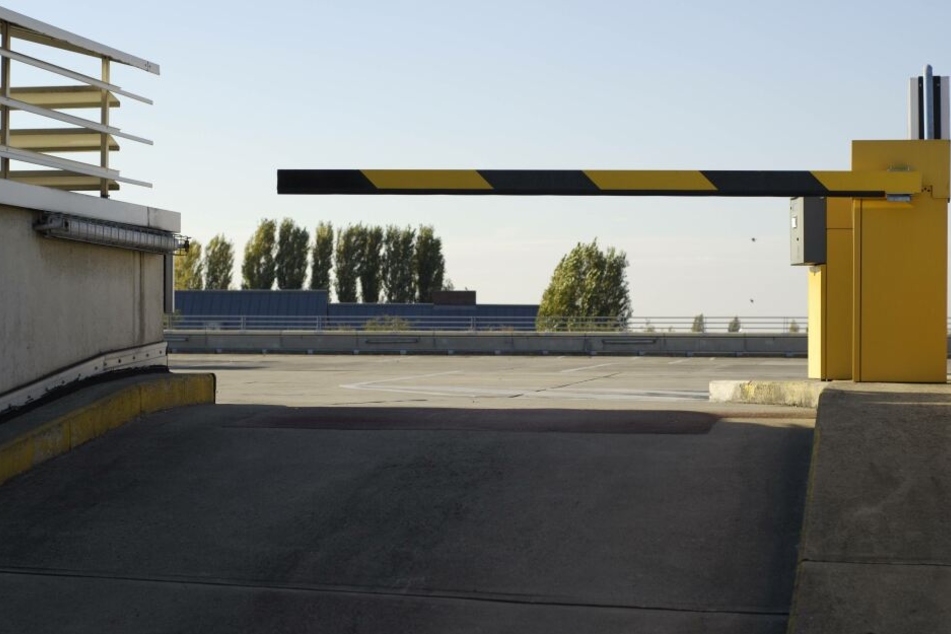 Eine Parkdeck mit einer Schranke. (Symbolbild)