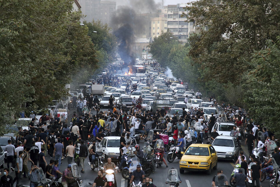 Iran, Tehran: Demonstranten skandieren während eines Protestes in der Innenstadt von Teheran Parolen gegen den Tod der 22-jährigen Iranerin Mahsa Amini.