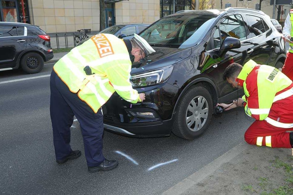 Einsatzkräfte von Polizei und Unfallforschung sichern Spuren am Unfallauto.