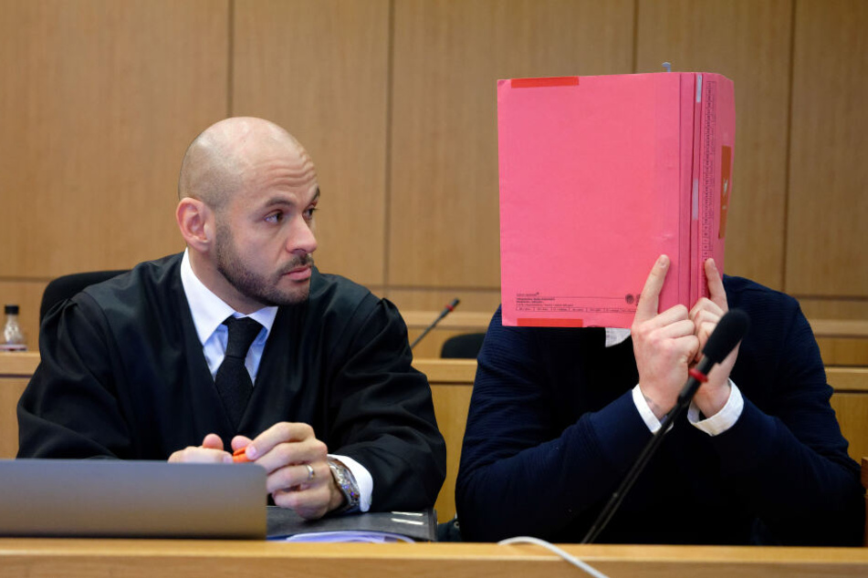 Der Angeklagte (r) und sein Anwalt Osama Momen (l) warten in einem Saal im Langericht in Aachen auf ihren Prozess.