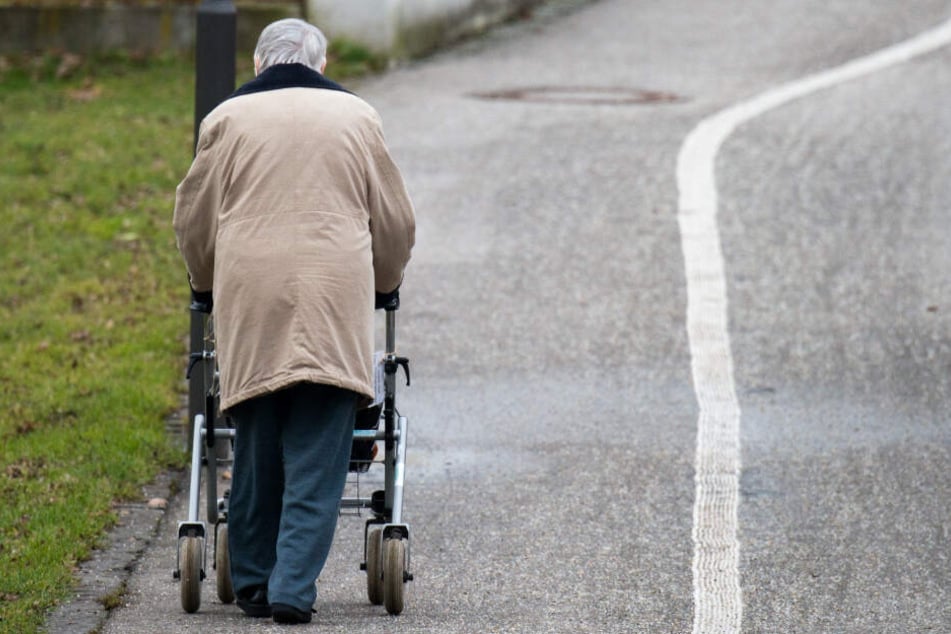 Die Seniorin war auf dem Gehweg unterwegs. (Symbolbild)