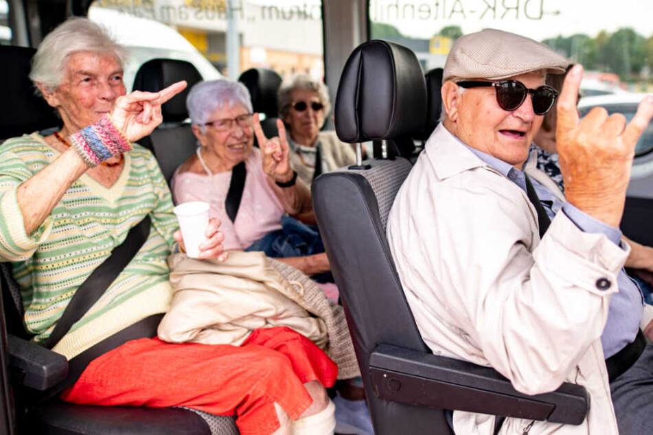 Marianne Hansen (von links nach rechts), Helga Schreckling, Irmgard Mestermann und Gustav Jacobs (89) fahren zum Wacken-Festival.