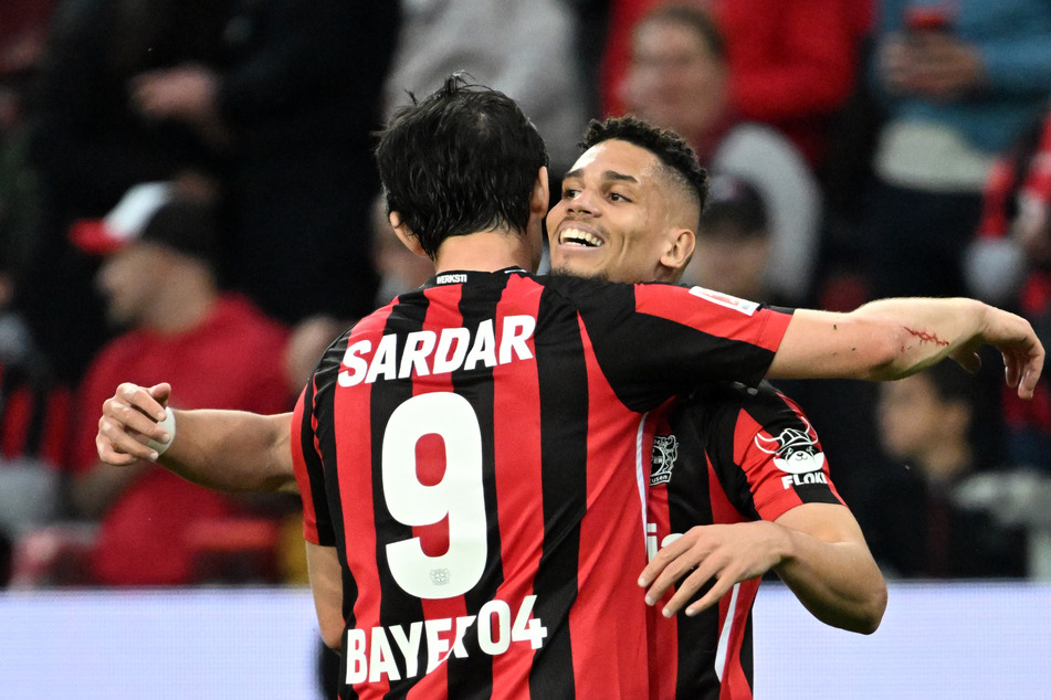 Großer Jubel bei den beiden Offensivakteuren Sardar Azmoun (l.) und Paulinho von Bayer 04 Leverkusen über den verdienten 2:0-Sieg gegen Eintracht Frankfurt.