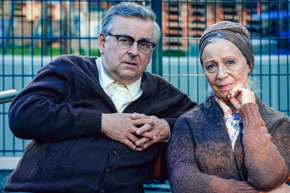Fritz (Johannes Silberschneider, 66) und Anna (Elfriede Schüsseleder, 74) haben im Pflegeheim alles im Blick.