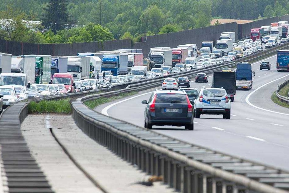 Stau mitten im Berufsverkehr. Autofahrer brauchen auf der A4 bei Chemnitz Geduld.
