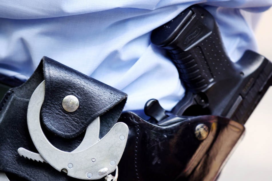 Eine Dienstwaffe darf der Polizist derzeit nicht tragen. (Symbolbild)