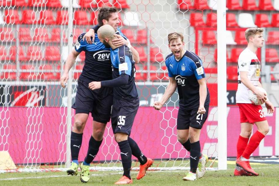 v.l.: Ronny König / Koenig (15, Zwickau), Nico Antonitsch (35, Zwickau) und Jan Washausen (21, Zwickau) bejubeln das 0:2.