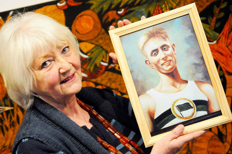 Ulrike Harbig (75) mit einem Bild ihres Vaters. Ihre Stimme hat sie bereits abgegeben. 