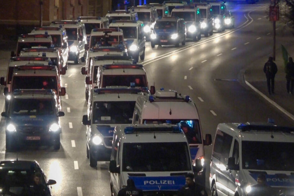 Die Polizei sicherte den Gedenkmarsch und die Gegendemonstrationen ab.