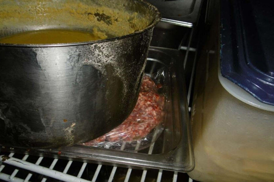 Ein verkeimter Suppentopf presst ungekühltes Hackfleisch.