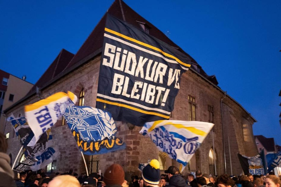 Hunderte Fans des FCC demonstrierten Mittwochabend noch für den Erhalt.