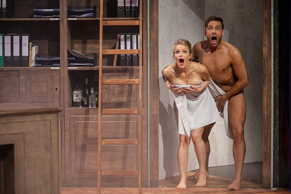 Nackt wie Gott ihn schuf, zeigt sich Andreas Köhler (36) im Theater....