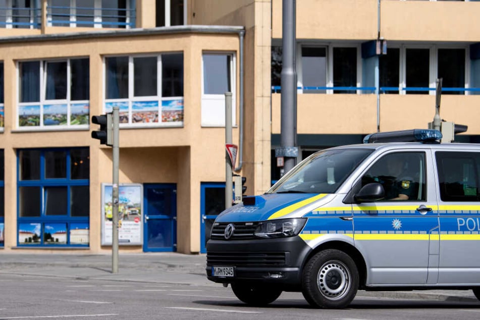 Auch Stunden nach der brutalen Messerattacke ist die Polizei noch am Ort des Geschehens.