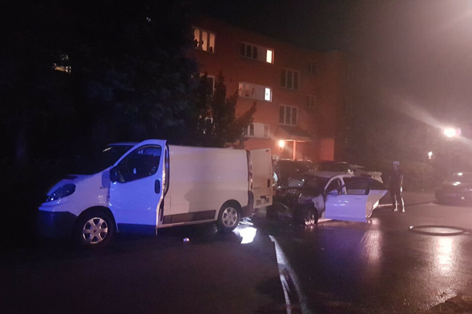Einsatzkräfte müssen in der Nacht zu Mittwoch in die Winterstraße ausrücken, um einen brennenden Mercedes zu löschen.
