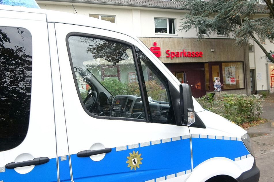Ein Polizeiauto steht vor der Bankfiliale.