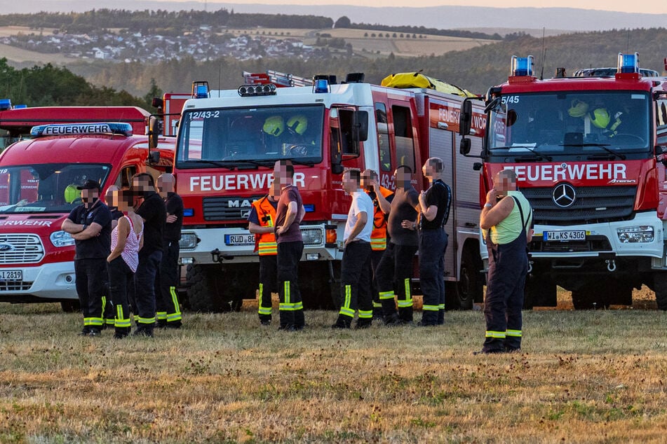 Der Waldbrand zwischen Bad Schwalbach und Taunusstein löste einen Großeinsatz aus: Hunderte Feuerwehrleute rückten aus!