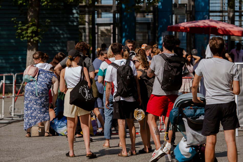 Lange Schlangen vor dem Columbiabad. Der Juli war auch in Berlin deutlich zu warm.