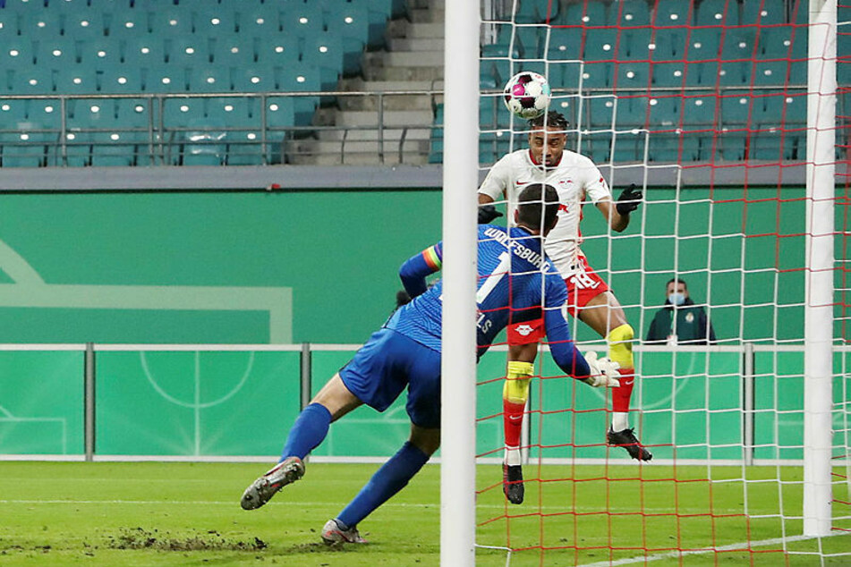 Beste Chance für RB Leipzig in Halbzeit eins: Christopher Nkunku (hinten) köpfte freistehend aufs Tor, Torhüter Koen Casteels wehrte Weltklasse ab.