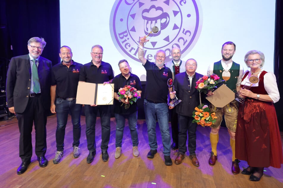 Alle Gewinner mit Laudatoren: Brauer-Präsident Georg Schneider (v.l.), Lahma Bräu/Langenzenn, Dr. Lothar Ebbertz (Hauptgeschäftsführer Bayerischer Brauerbund), Franz Herrmann, Thomas Götz und Angela Inselkammer (Präsidentin DEHOGA Bayern).