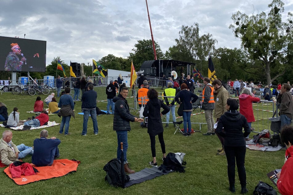Menschen protestieren in Leonberg gegen die Corona-Auflagen.