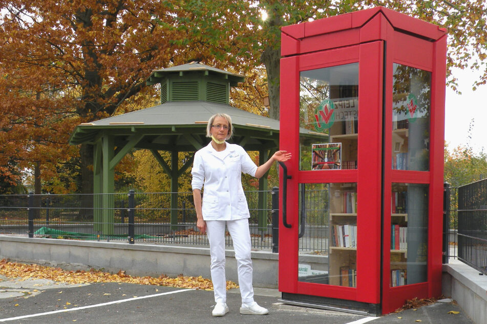 Sylke Prüfer (51) vor der roten Telefonzelle, die Leipziger zum Büchertausch einlädt.