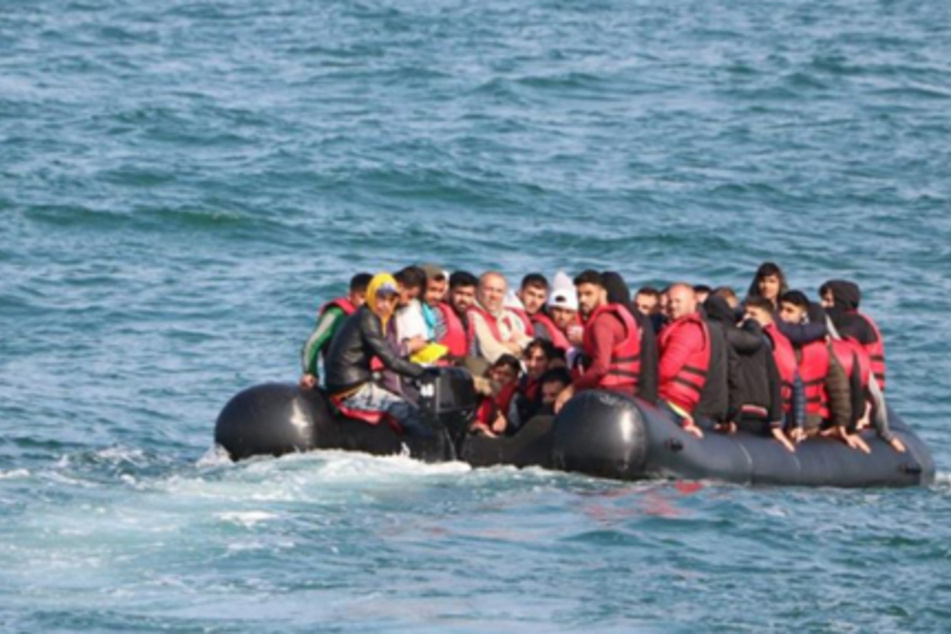 Migranten versuchen den Ärmelkanal in einem Schlauchboot zu überqueren. "Gott sagt nie 'Steig ins Boot'", meint Skorpion.