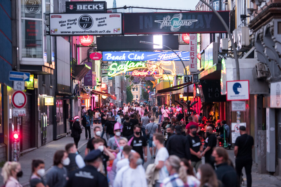 Auf der Hamburger Reeperbahn ist am frühen Samstagmorgen eine transsexuelle Frau bewusstlos geschlagen worden. Die Polizei sucht den Täter. (Symbolfoto)