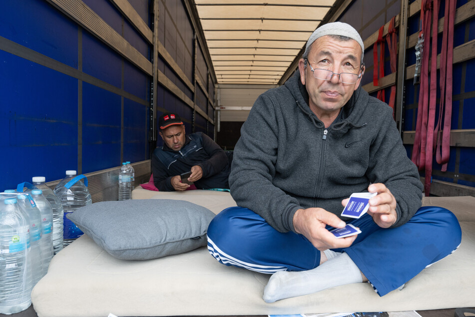 Verzweifelte Trucker treten auf Autobahnraststätte in Hungerstreik: Arzt schlägt Alarm