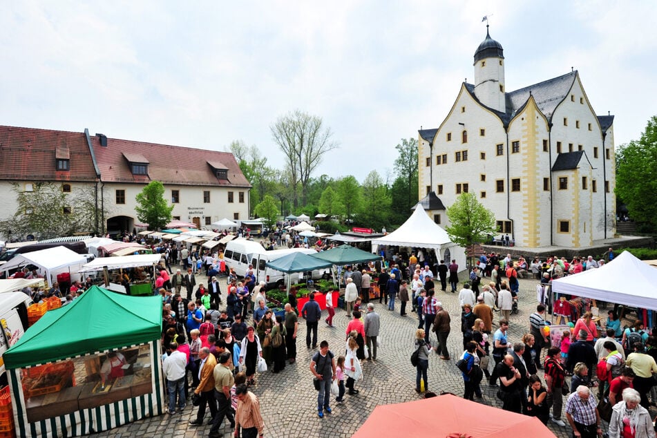 Großes Markttreiben vor dem Schloss Klaffenbach.