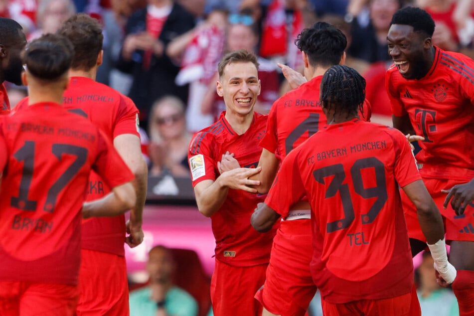 Die Freude beim Youngster (M.) und seinen Teamkollegen war dementsprechend natürlich gigantisch!