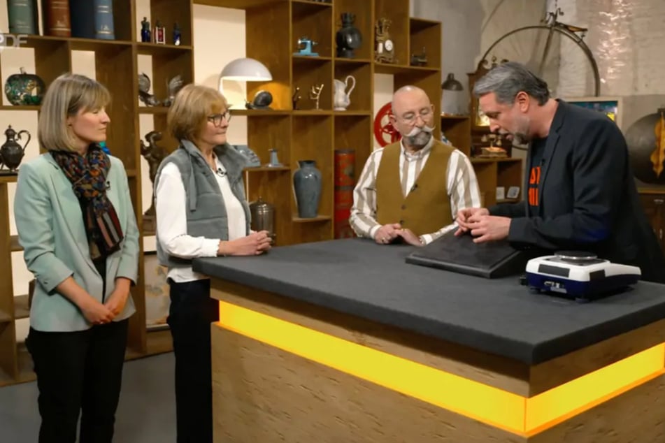 Sabine aus Essen (2.v.l.) möchte bei "Bares für Rares" ein silbernes Fundstück in Fischform zu Geld machen.