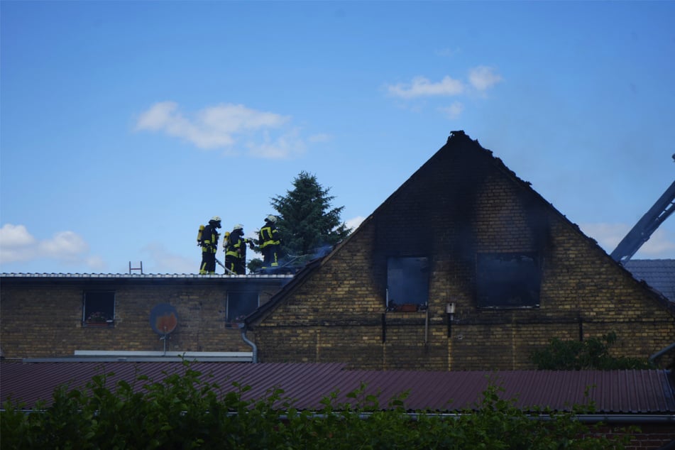 Die Kameraden der Feuerwehr konnten die Flammen unter Kontrolle bringen, allerdings nicht verhindern, dass das Haus nun komplett zerstört.