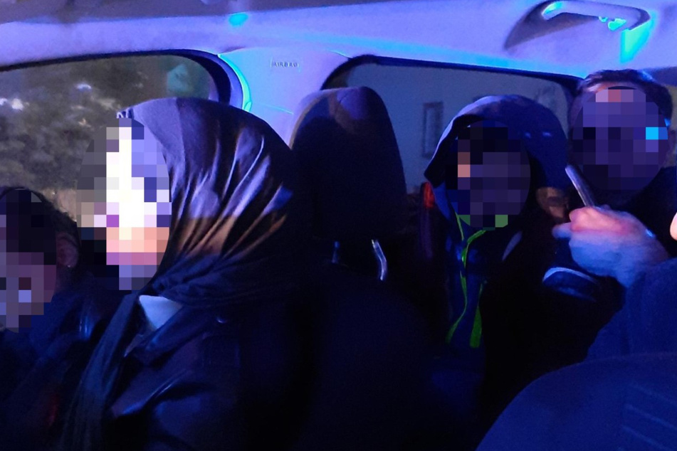 Eine Türkin (27) hatte in dem Auto auch ihre beiden Kinder (3 und 4) dabei.