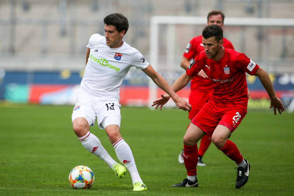Zwickaus Nils Miatke (r.) versucht Jim-Patrick Müller den Ball abzujagen.