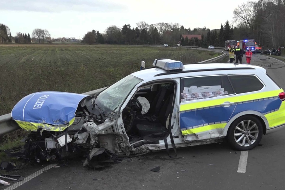 Tödlicher Unfall: Suzuki-Fahrer kollidiert mit Streifenwagen der Polizei und kommt ums Leben