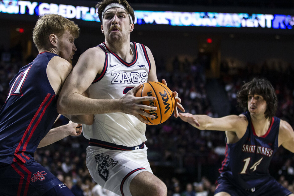 Gonzaga forward Drew Timme (c) looks to lead his team to the school's first-ever national title.