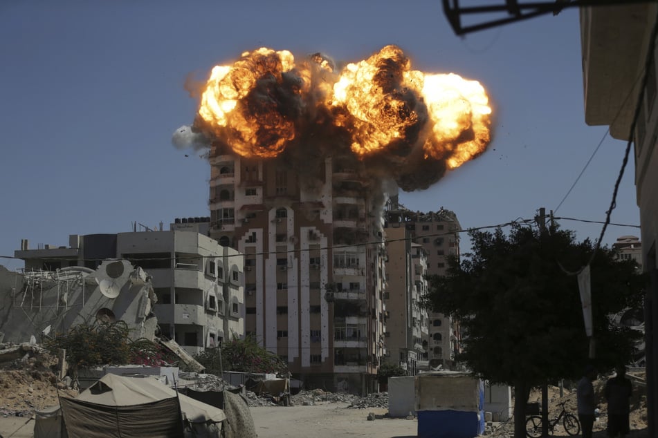 Das israelische Militär hat erneut ein Hochaus in Gaza-Stadt angegriffen.