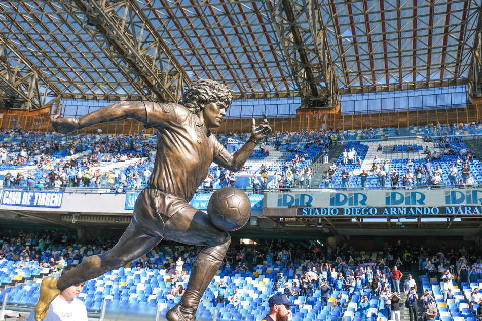 In und um Neapel allgegenwärtig: Diego Armando Maradona (†60) sorgte sogar für eine Namensänderung des Stadions der SSC Neapel.