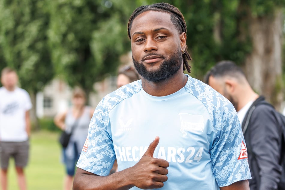 Daumen hoch bei Hertha-Star Deyovaisio Zeefuik (27).
